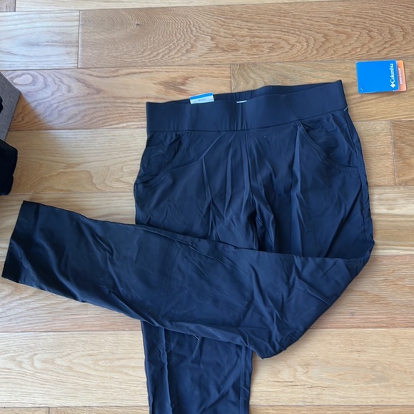 *SOLD* NWT Columbia active fit straight leg black pants - Picture 2 of 6